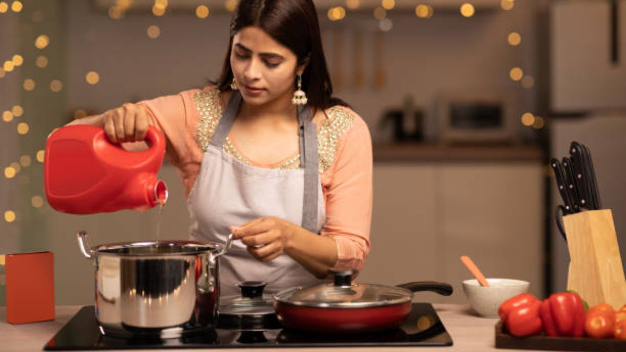 खाद्यतेल कोणते व किती वापरावे? आरोग्यदायी स्वयंपाकासाठी करा योग्य तेलाची निवड, शरीर राहील निरोगी