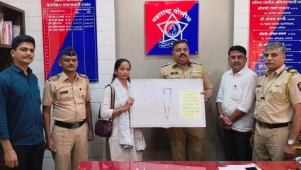 Karjat News: कर्जत पोलिसांची धडाकेबाज कामगिरी! चोरीला गेलेले साडेसात लाखांचे सोने तक्रारदाराला मिळवून दिले परत