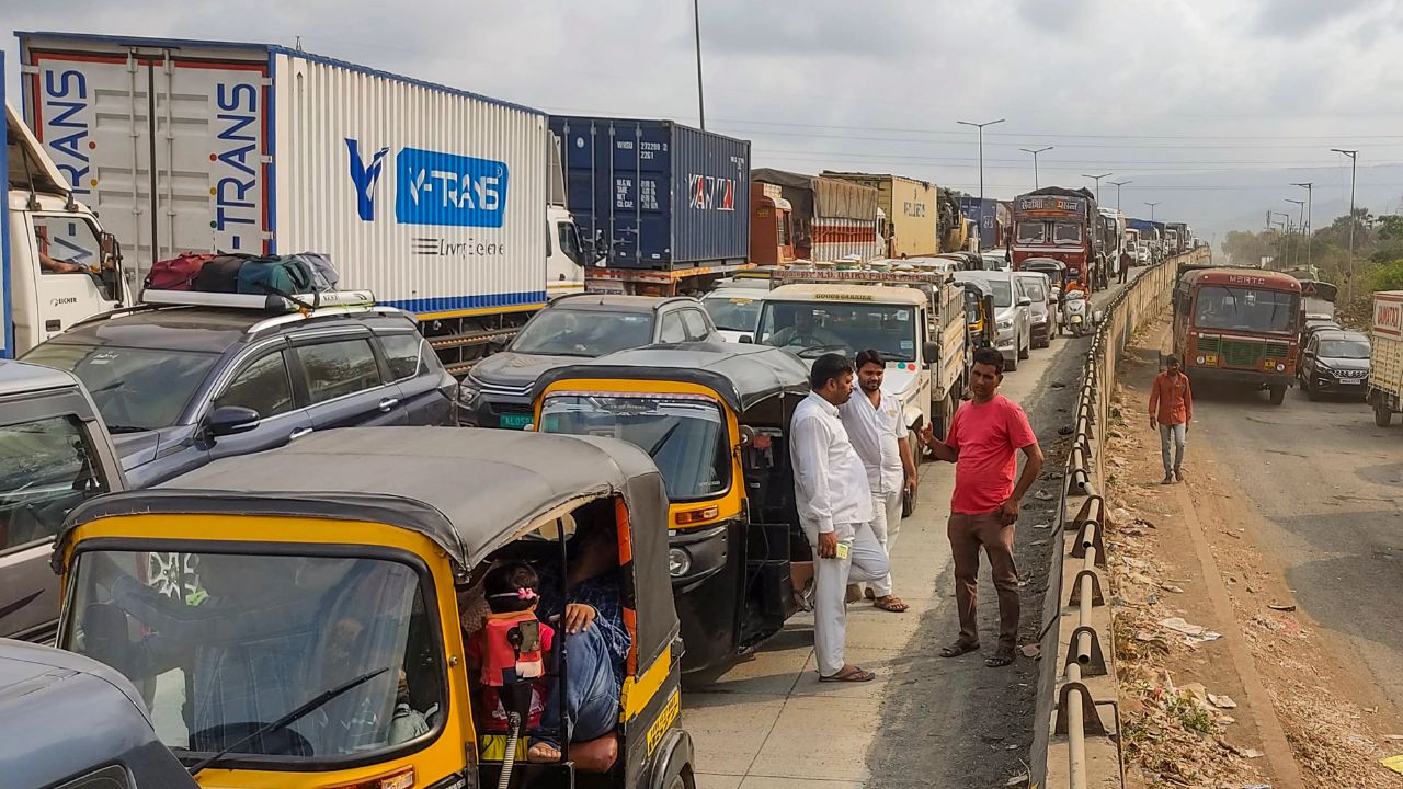 मुंबई-अहमदाबाद महामार्गावर अराजकता; रखडलेल्या कामामुळे नागरिकांमध्ये संताप उसळला