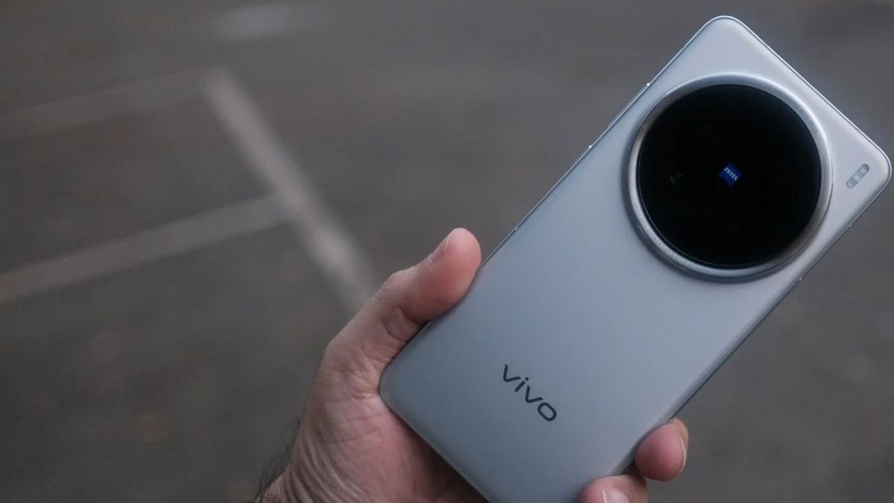  Vivo X300 Pro मध्ये ट्रिपल बॅक कॅमेरा सेटअप आहे, ज्यामध्ये 200MP कॅमेरा, 50MP कॅमेरा आणि 50MP कॅमेरा सेटअप आहे. सेल्फी आणि व्हिडीओ कॉलिंगसाठी स्मार्टफोनमध्ये 50MP फ्रंट कॅमेरा आहे.  
