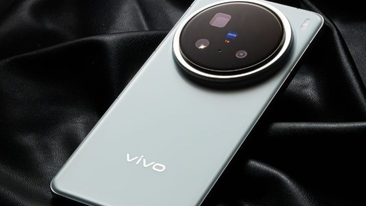 Vivo X300 Pro कंपनीने 16GB रॅम आणि 512GB स्टोरेज या एकाच व्हेरिअंटमध्ये लाँच केला आहे. 
