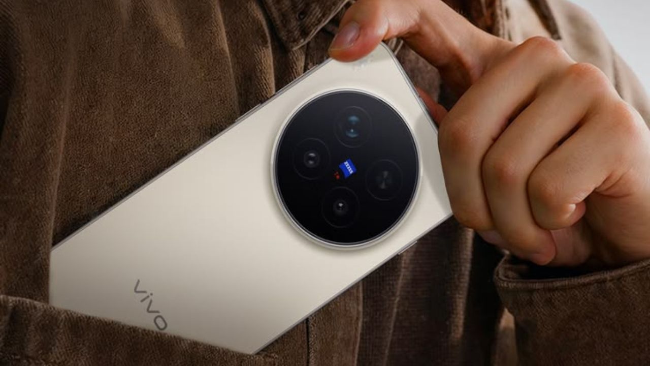 विवोच्या या प्रिमियम स्मार्टफोनमध्ये मीडियाटेक डायमेन्सिटी 9500 प्रोसेसर आहे आणि डिव्हाईस अँड्रॉईड 16-बेस्ड ऑरिजिन ओएस 6 वर आधारित आहे. 
