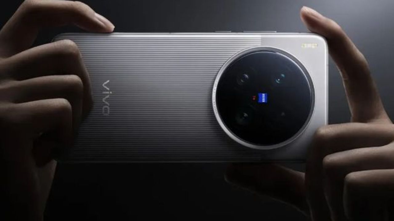 Vivo X300 Pro मध्ये 6.78 इंच डिस्प्ले देण्यात आला आहे. हे डिव्हाईस AMOLED डिस्प्ले 120Hz रिफ्रेश रेटसह येते आणि याचे रेजोलूशन 1260 × 2800 पिक्सेल आहे. 
