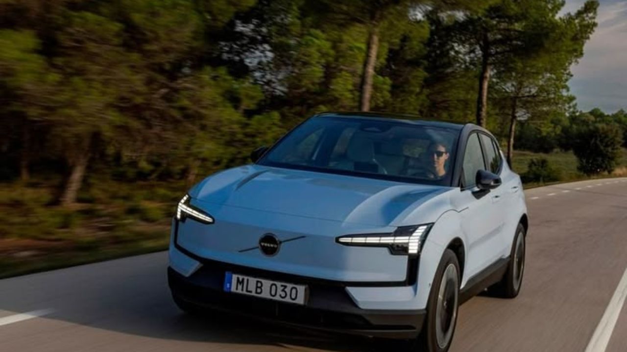 Volvo च्या ‘या’ कारमध्ये अचानक झाला बिघाड! कंपनीने 40 हजारांहून अधिक युनिट्स बोलावले परत