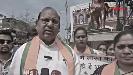 Wardha :  राहुल गांधीच्या पोस्टरला जोडे मारून  व्यक्त केला संताप