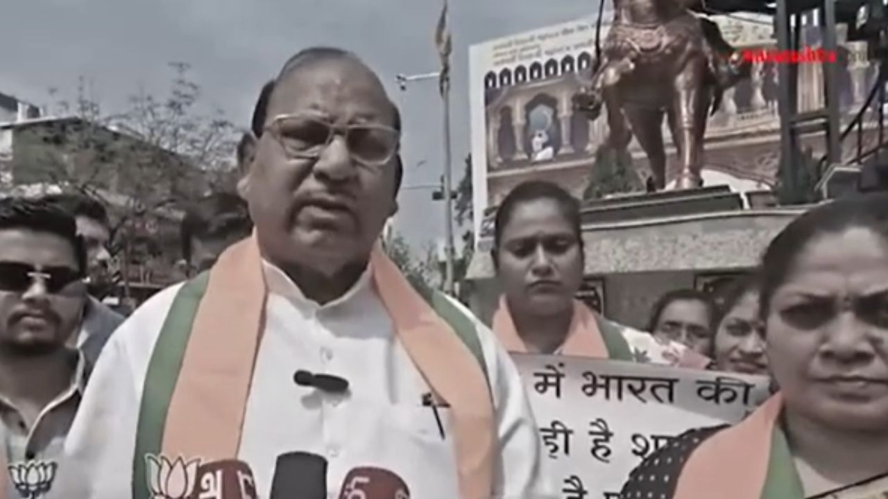 Wardha :  राहुल गांधीच्या पोस्टरला जोडे मारून  व्यक्त केला संताप