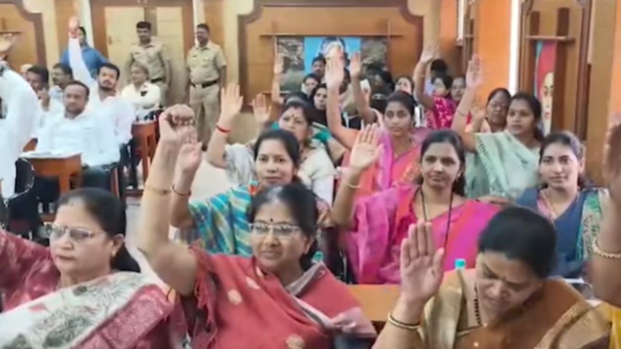 Akola News : भ्रष्टाचाऱ्याच्या मुद्यावरून भाजप आणि उबाठा नगरसेवकांमधे उडाली झुंबड