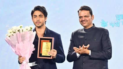 महाराष्ट्राचे मुख्यमंत्री देवेंद्र फडणवीस यांच्या हस्ते आर्यन खानचा सन्मान; ‘द बॅड्***स ऑफ बॉलीवूड’साठी बेस्ट डेब्यू डायरेक्टर पुर