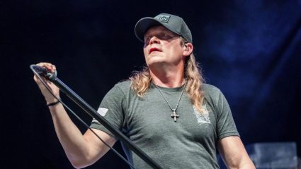 संगीत इंडस्ट्रीला मोठा झटका! रॉक स्टार Brad Arnold यांचे वयाच्या ४७ व्या वर्षी धक्कादायक निधन