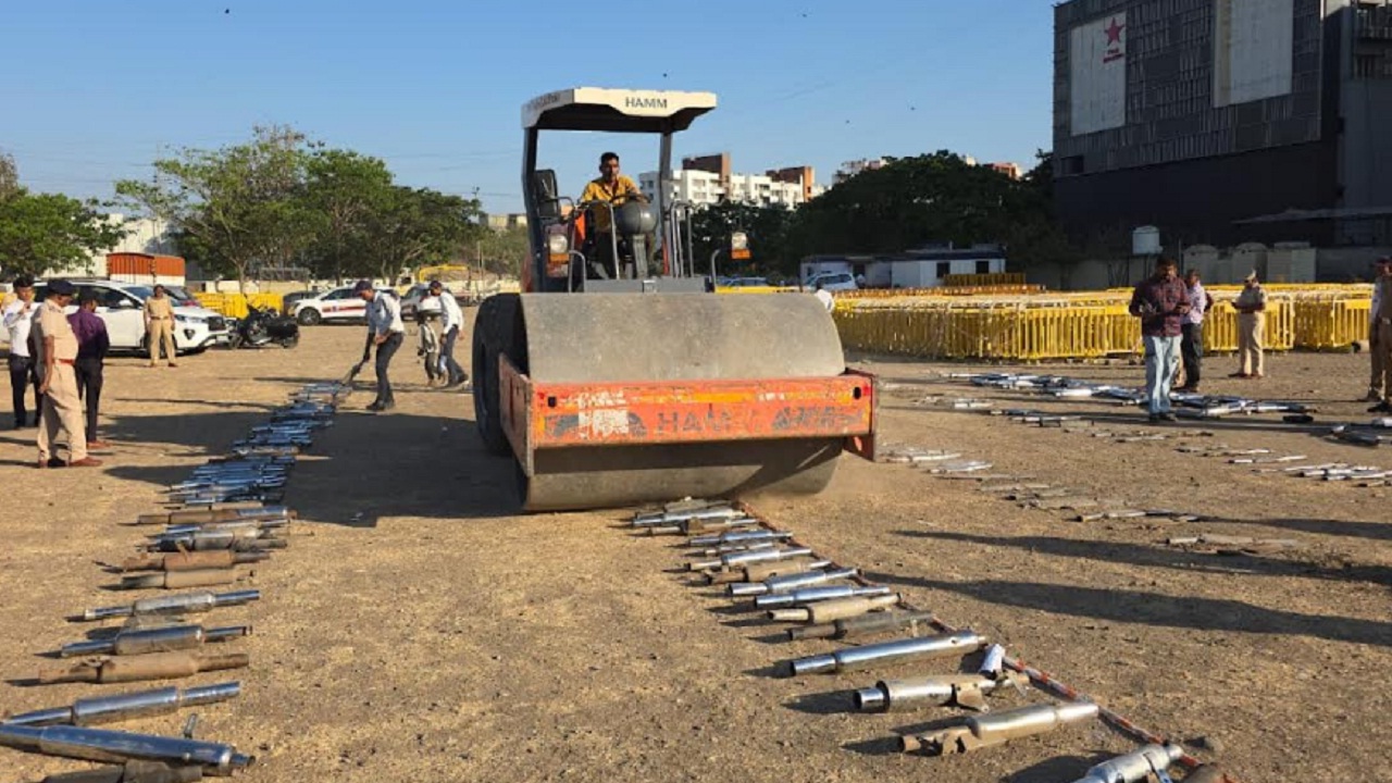 कर्णकर्कश आवाजाला लगाम; पोलिसांनी बुलेटच्या शेकडो सायलेन्सरवर फिरवला बुलडोजर