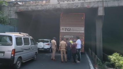 मोरवाडी ग्रेडसेपरेटरमध्ये कंटेनर अडकला, 9 तास वाहतुकीचा खोळंबा; नागरिकांमध्ये संताप