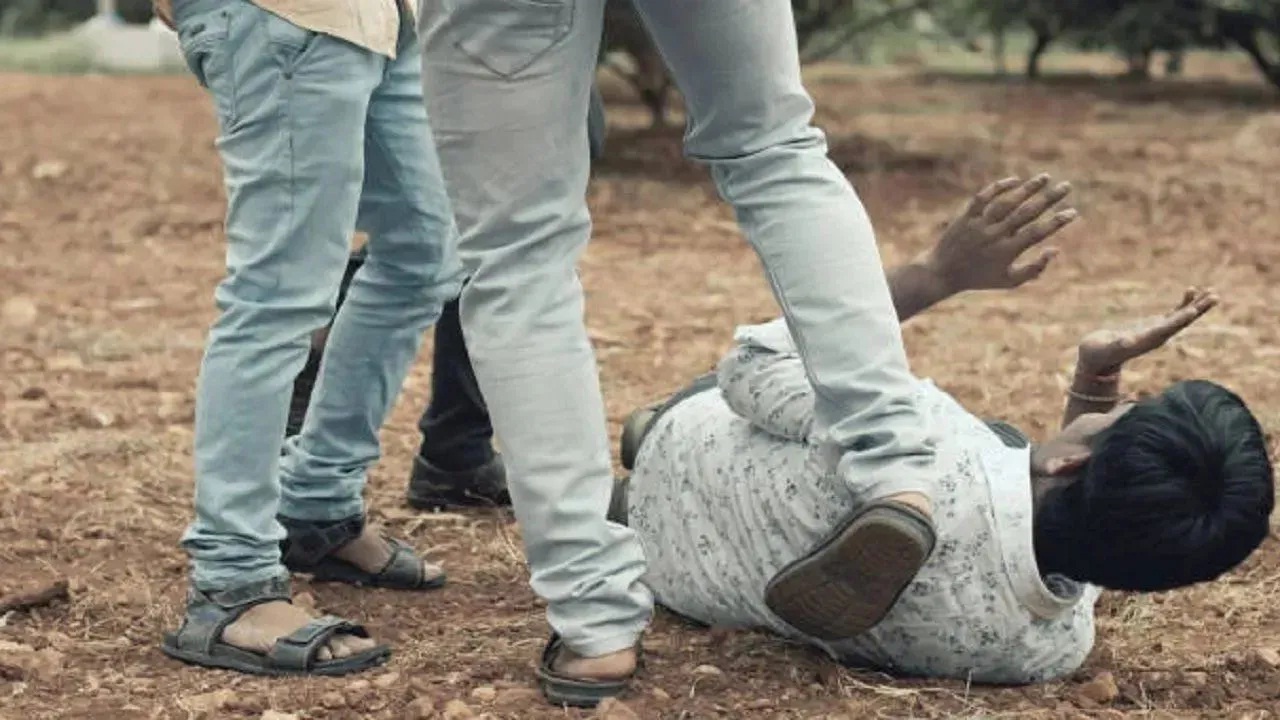 तुला खूप माज आलाय म्हणत तरुणावर हल्ला; लाकडी काठीने अन् लाथाबुक्क्यांनी बेदम मारहाण