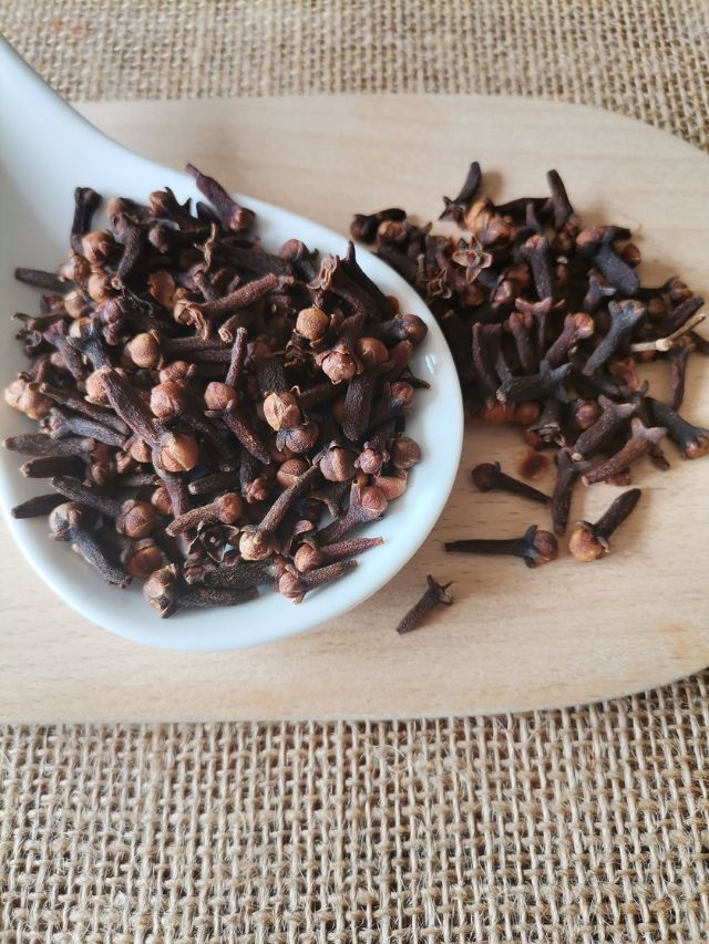 वेदनाशामक मानल्या जाणाऱ्या लवंग आणि काळी मिरीचे प्रभावी फायदे