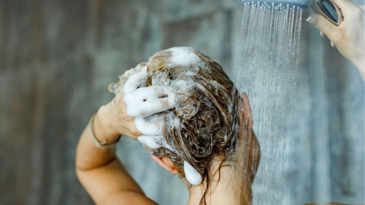 केस धुतल्यानंतर खूप गळतात का? ‘या’ सोप्या टिप्स वापरा; केसं मजबूत, सिल्की आणि शाइनी बनतील…