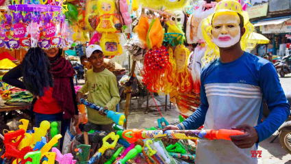 होळीची रंगत वाढणार! अमरावतीच्या बाजारात ‘बॅकपॅक’ आणि ‘कार्टून’ पिचकाऱ्यांची क्रेझ