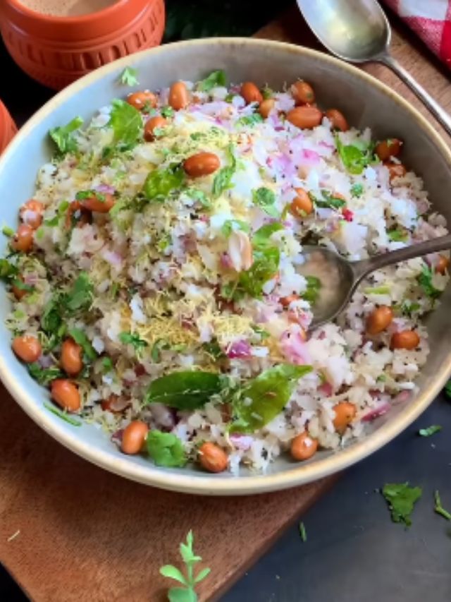 गॅसशिवाय झटपट तयार होणारे खमंग दडपे पोहे, रेसिपी नोट करा 