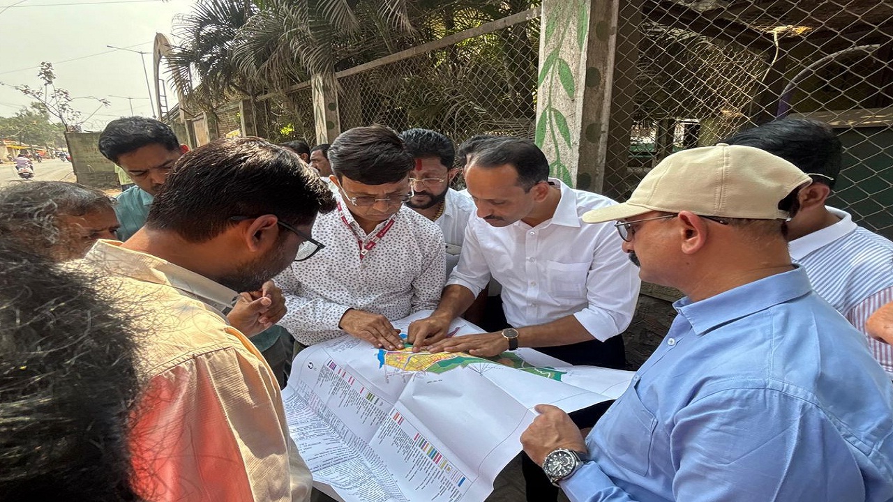 वारजे महामार्ग चौक ते मुठा नदीपर्यंत डीपी सर्विस रस्ता काळाची गरज; नगरसेवक स्वप्निल दुधाने यांनी अधिकाऱ्यांसमवेत केली पाहणी