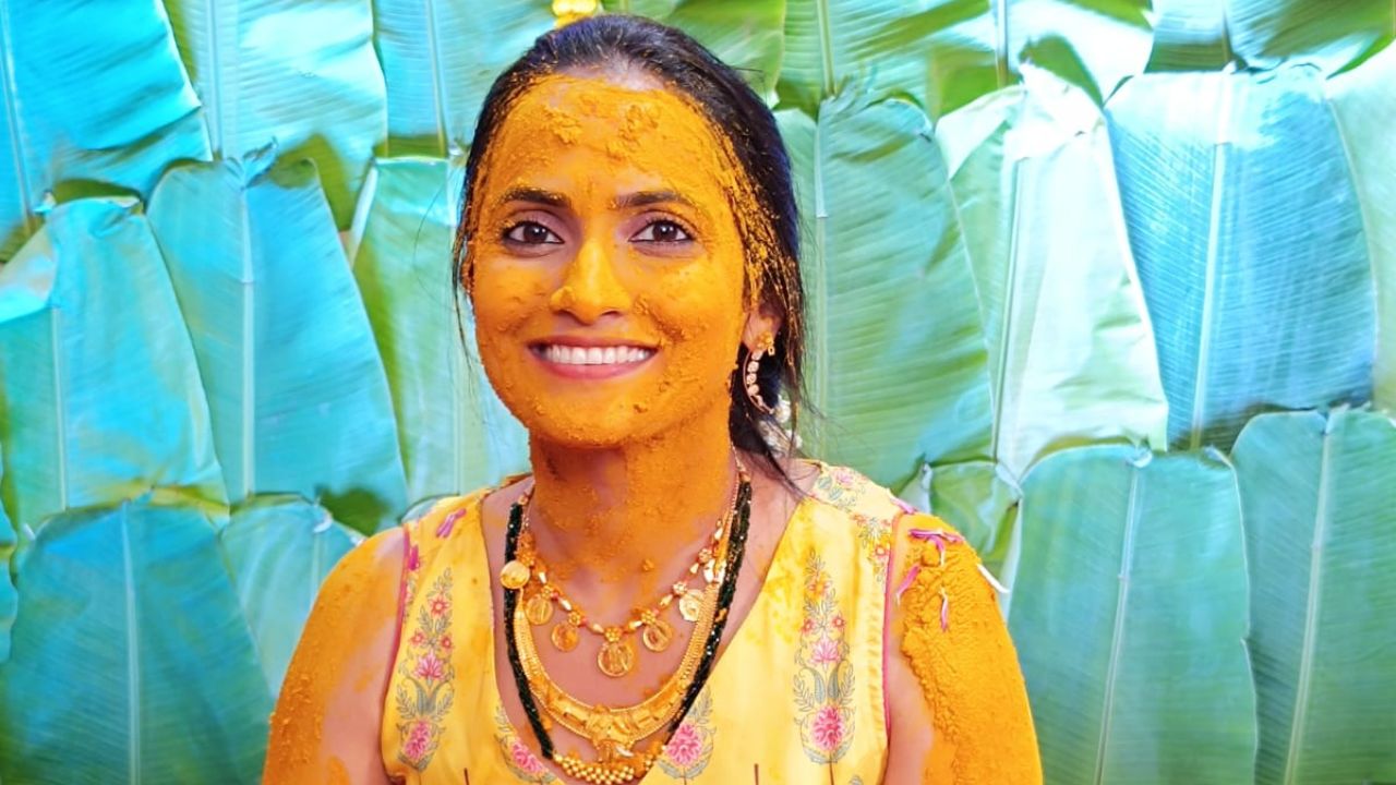 नुकताच एतशाचा हळदी सोहळा अत्यंत उत्साहात पार पडला.या खास दिवशी तिने पिवळ्या रंगाचा ड्रेस परिधान केला आहे.