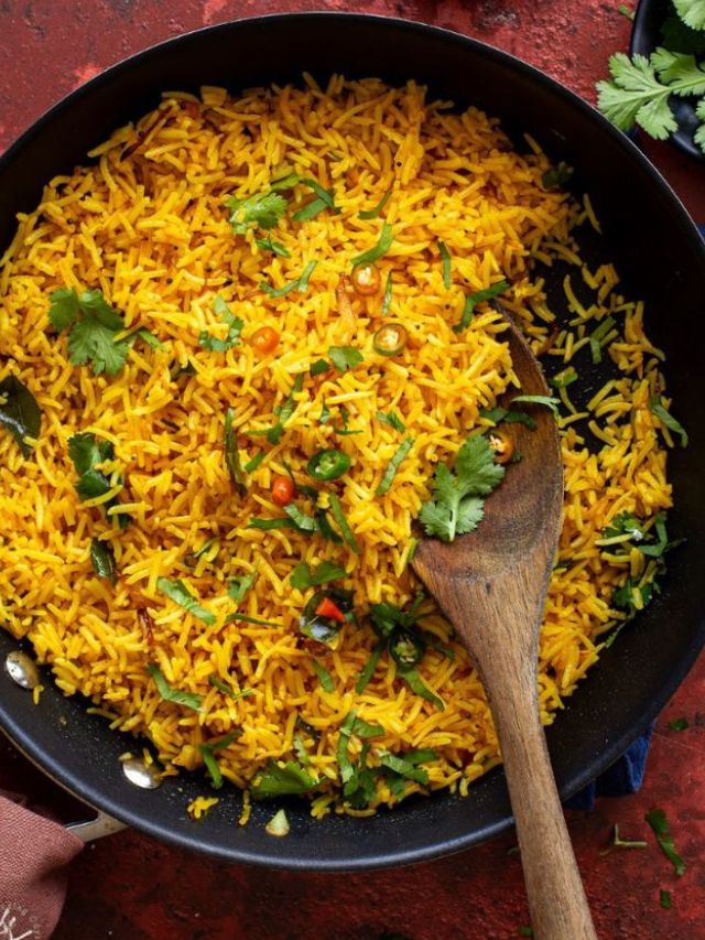 उरलेला भात फेकू नका! 10 मिनिटांत करा झणझणीत फोडणीचा भात