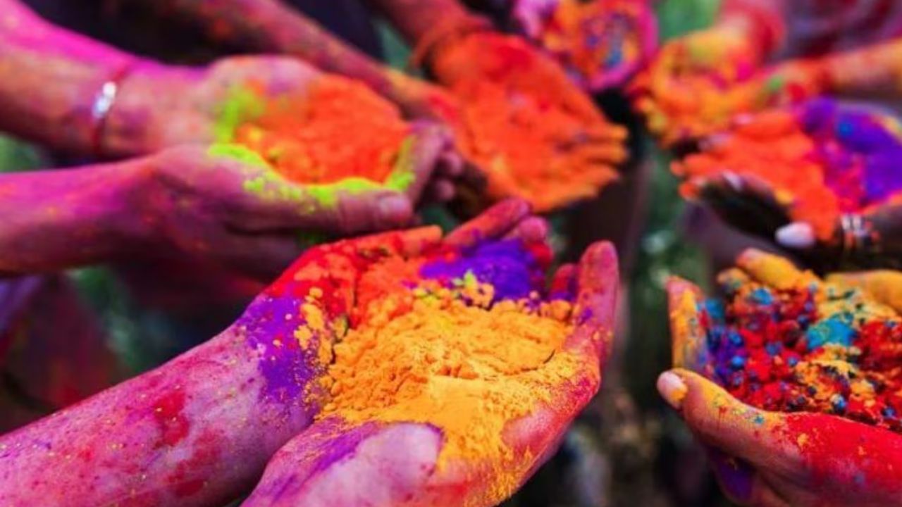 Holi 2026 : विविध राज्यातील होळीची परंपरा आणि प्रथा; भारतात ‘अशी’ साजरी केली जाते रंगपंचमी