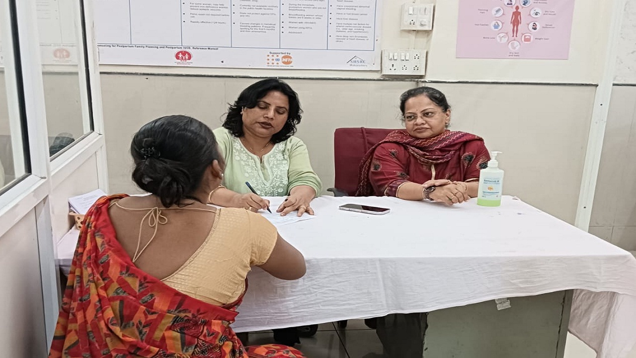 महाराष्ट्र शासनच्या पुढाकारातून औंध जिल्हा रुग्णालयात ‘मेनोपॉज क्लिनिक’ सुरू; दर बुधवारी महिलांवर उपचार