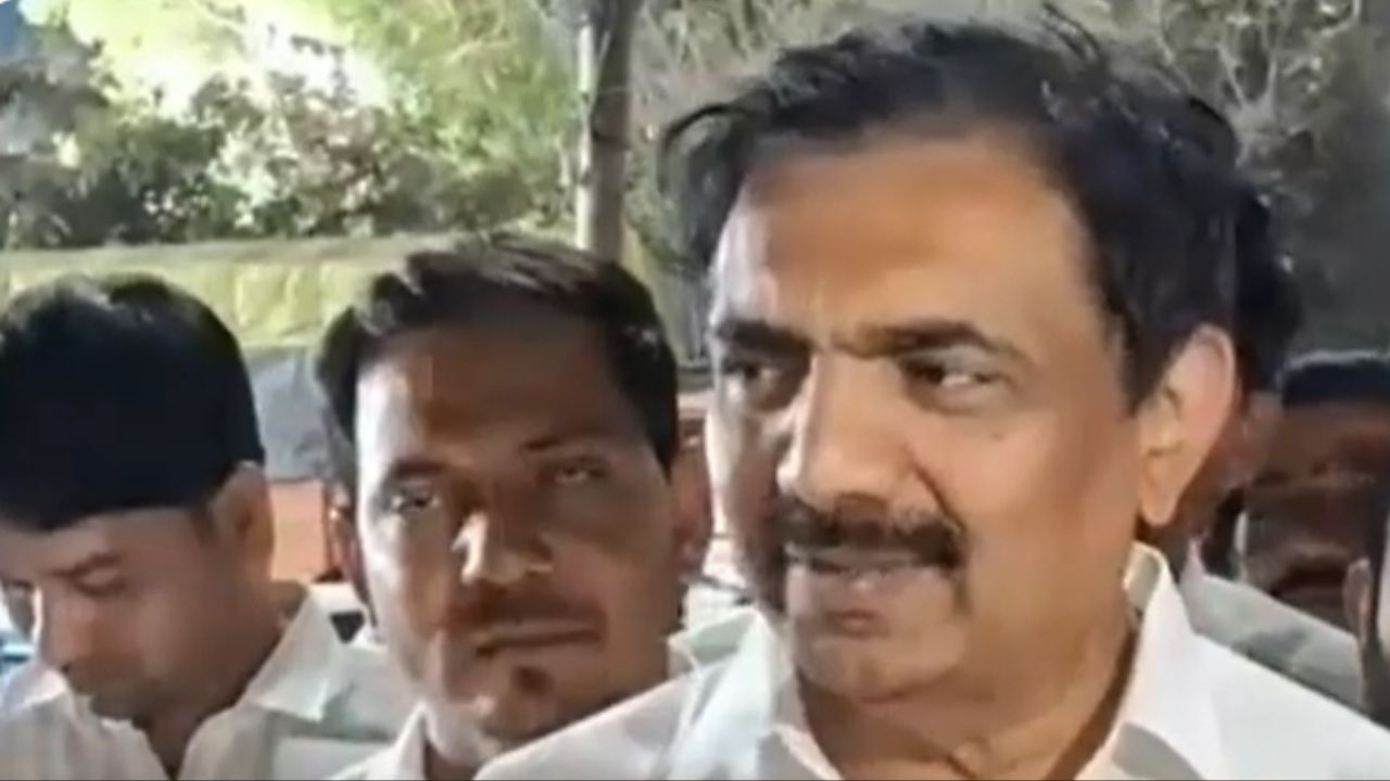 Jayant Patil On Chandrakant Patil : “त्यांच्यावर काय बोलणार?” जयंत पाटलांचा हात जोडून खोचक टोला