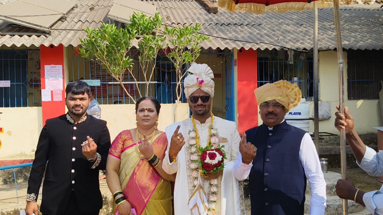 Karjat Election 2026 : आधी लगीन लोकशाहीचं! नवरदेव वरातीसह मतदान केंद्रात