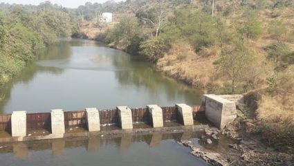 Karjat News : शेती आणि जनावरांसाठी पाणी अडवणं गरजेचं; नाल्यावर सिमेंट बंधारा टाकण्यात यावा, गावकऱ्यांची मागणी