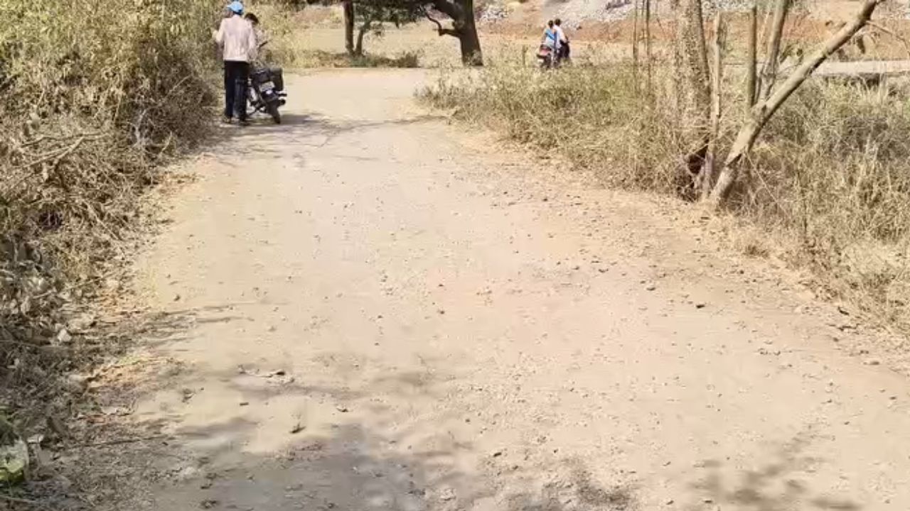 Karjat News : रस्त्याचं निकृष्ट बांधकाम, अवघ्या सहा महिन्यात खड्डे; संतप्त गावकऱ्यांचा आंदोलनाचा इशारा