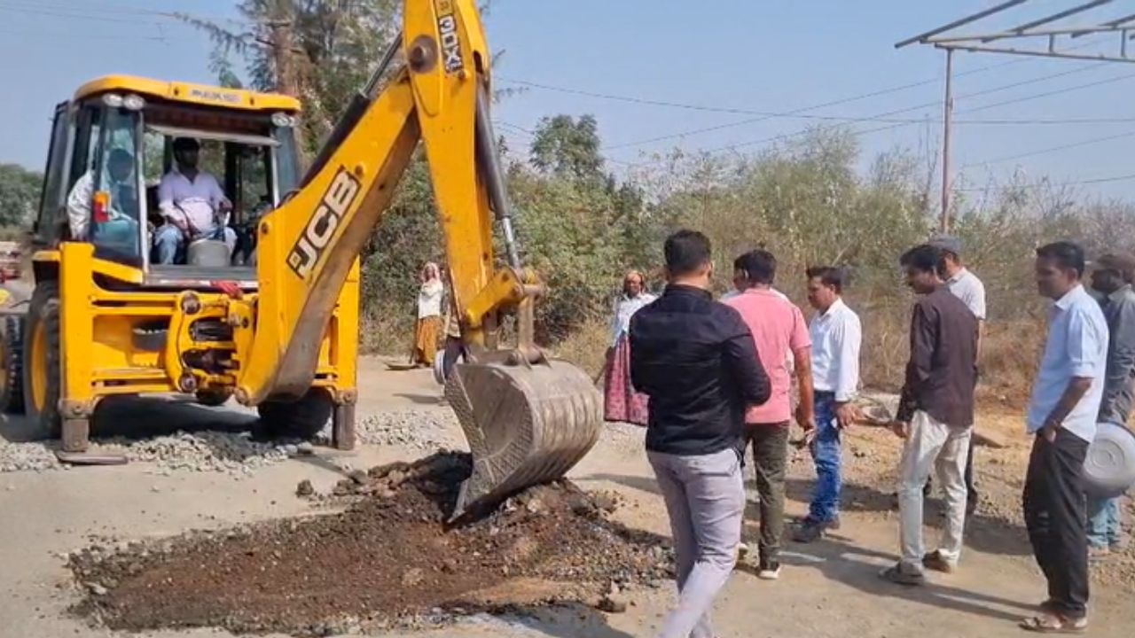 Karjat News : रस्त्याच्या दुरुस्तीच्या कामाला स्थानिकांचा हातभार; खड्डे भरण्यासाठी गावकरी उतरले रस्त्यावर