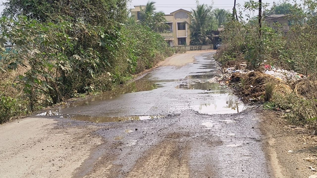 Karjat News : राज्यमार्ग की घाणीचं साम्राज्य; रस्त्यावरुन वाहत आहेत सांडपाण्याचा लोट, प्रशासनाचा नागरिकांच्या जीवाशी खेळ