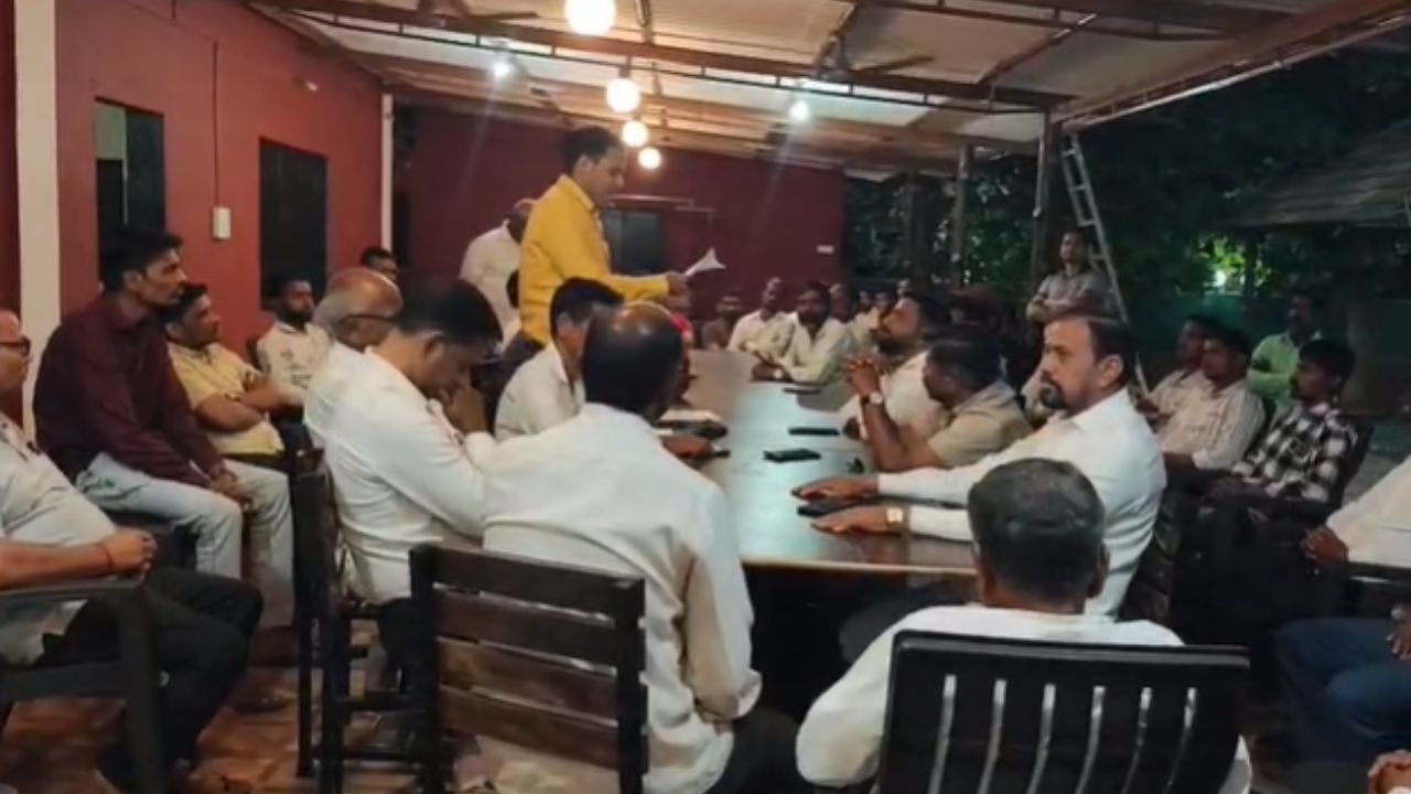 Latur Unseasonal Rainfall : अवकाळी पावसात घराचे पत्रे उडाले ,मूकबधीर कुटुंबाची दैना