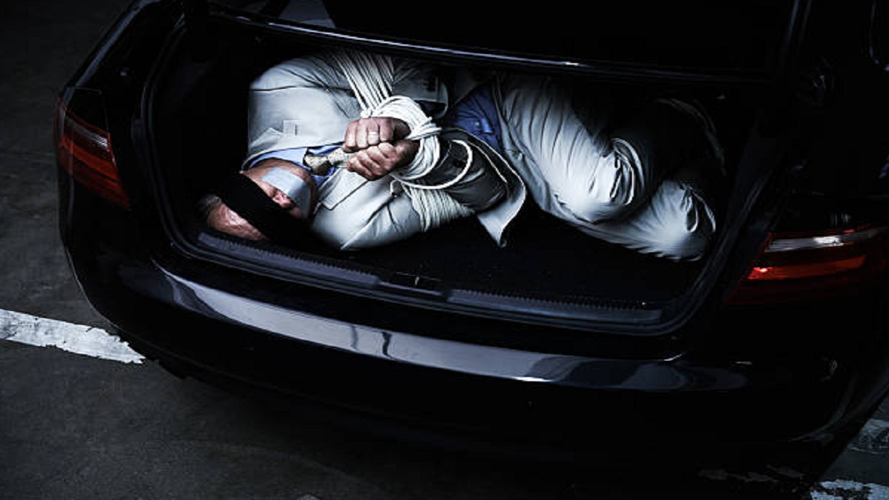 पैशासाठी पोलिसांचा बनाव करून तरुणाचे अपहरण; बळजबरीने कारमध्ये नेले अन्…