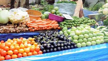 Vegetable price News :  गृहिणींसाठी मोठा दिलासा; भाज्यांची किंमतीत मोठी घसरण ; मिरची टोमॅटोचे नवे दर काय ?