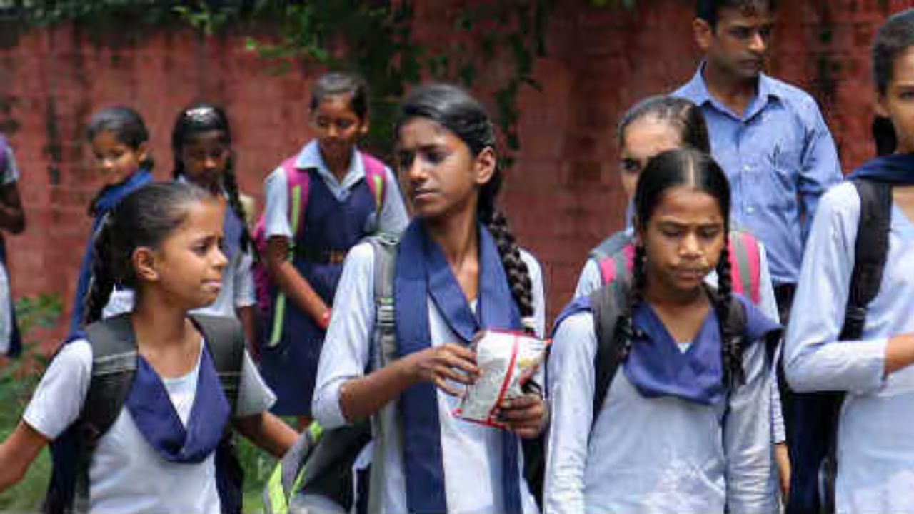 Kolhapur News : बहुजन शिक्षणापासून वंचितच; सात ते आठ किलोमीटर विद्यार्थ्यांना शाळेसाठी करावी लागते पायपीट