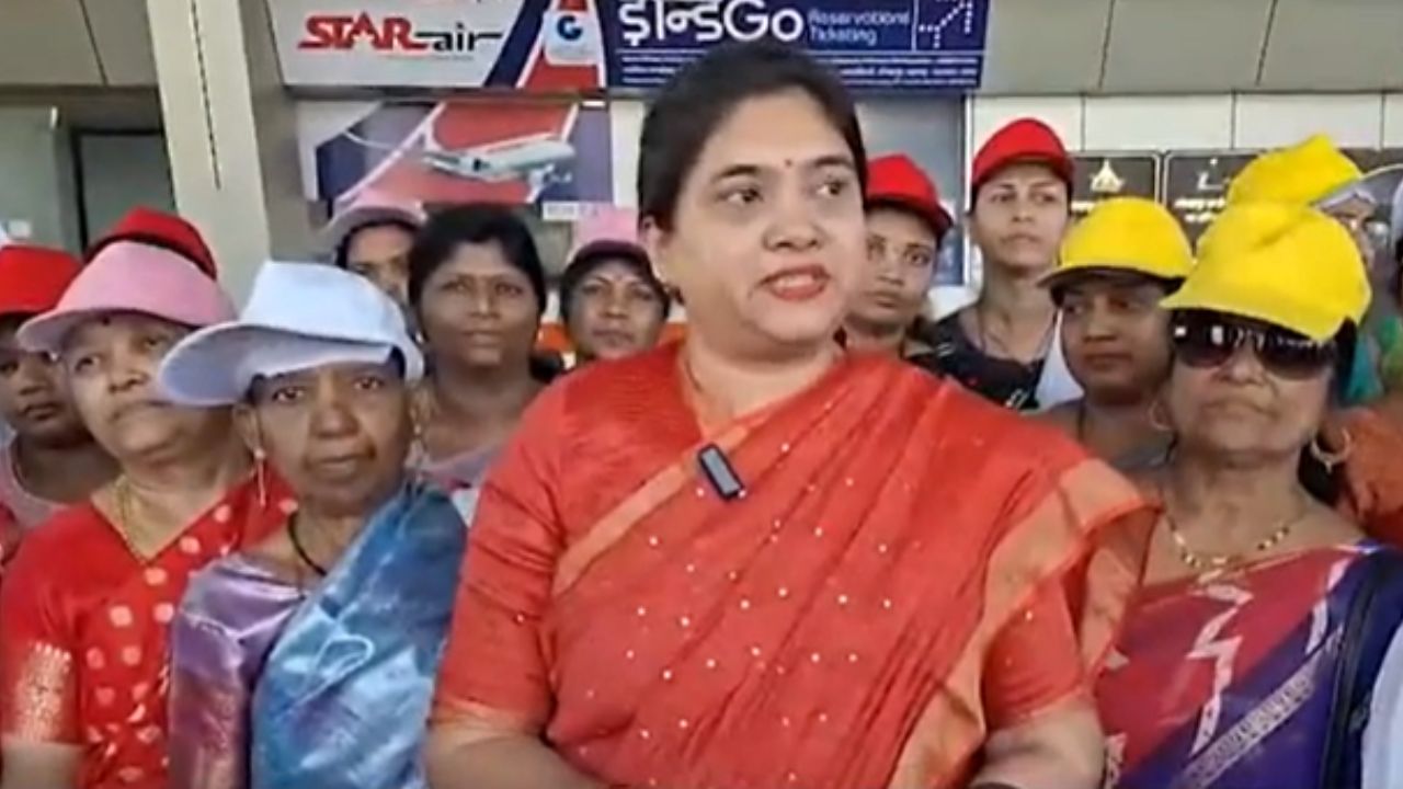 Kolhapur News : कोल्हापुरात लिज्जत पापड बनवणाऱ्या वारणेच्या 42 महिलांनी केली विमानाची सफर