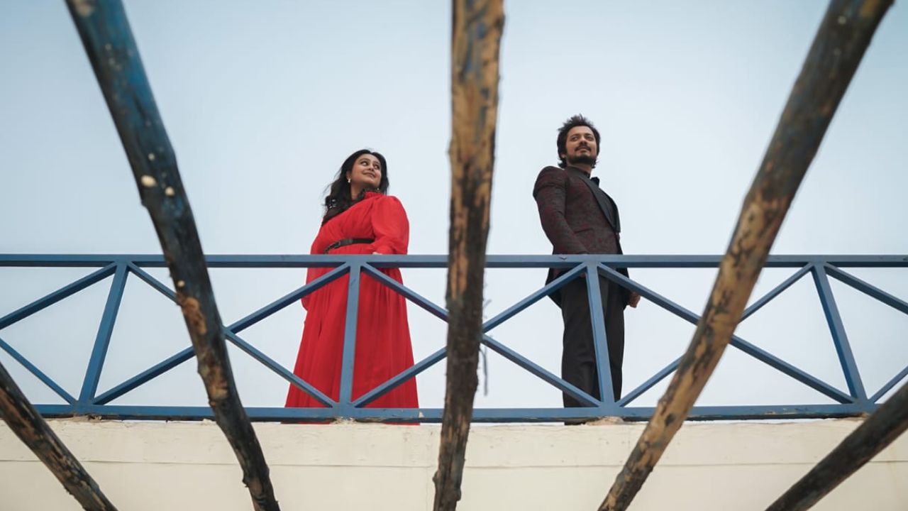 दुसरीकडे, काव्या–पार्थ या जोडीनं पूर्णपणे वेगळा अंदाज निवडला आहे. काऊबॉय स्टाइल, हटके अ‍ॅटिट्यूड आणि मॉडर्न टचमुळे त्यांचा लूक तरुण प्रेक्षकांना विशेष भावला आहे. त्यांच्या स्टायलिश उपस्थितीनं शूटला एक वेगळंच आकर्षण प्राप्त झालं आहे.