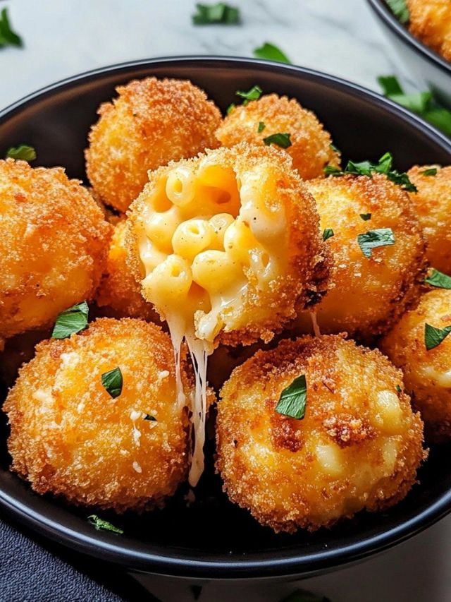 बाहेरून क्रिस्पी, आतून चीजी; घरी बनवा टेस्टी मॅक अँड चीज बॉल्स