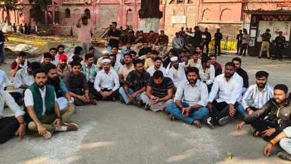 Lal Baradari Mosque Sealed: मानवतेचे अनोखे दर्शन! मुस्लीम विद्यार्थी नमाज पडत असताना हिंदू मित्रांनी बनवले ‘मानवी सुरक्षा कवच’