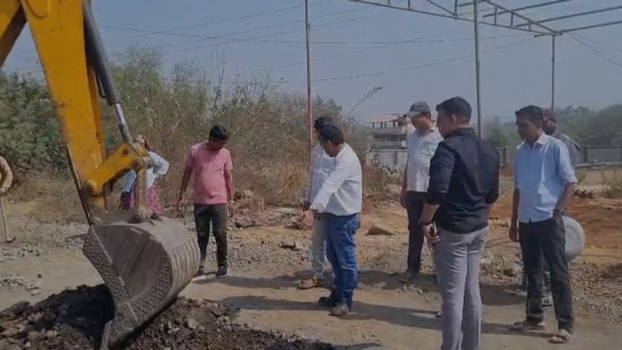 Karjat News: कशेळेकरांच्या संघर्षाला यश! कर्जत-मुरबाड महामार्गावरील रस्ता दुरुस्तीच्या कामाला अखेर सुरुवात