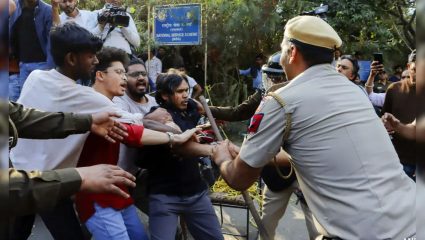 JNU Violence: मोर्चादरम्यान पोलिस आणि विद्यार्थ्यांमध्ये हिंसक संघर्ष; नेमकं घडलं काय?