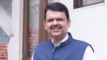 Devendra Fadnavis on NCP Merger:  राष्ट्रवादीने आमच्याशी चर्चा करावी…; विलीनीकरणाच्या चर्चांवर फडणवीस स्पष्टचं बोलले