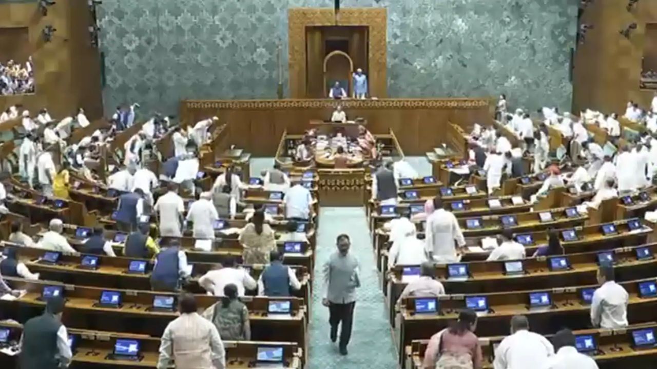 Parliament Budget Session: संसदेत राडा! विरोधी पक्षांचे ८ खासदार निलंबित; नेमकं झालं काय?