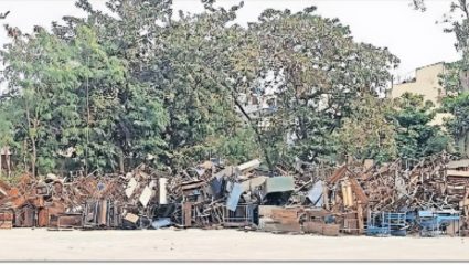 Pune News: येरावड्यात विद्यार्थ्यांचे आरोग्य धोक्यात! मैदानावर भंगाराचे साम्राज्य, प्रशासनाचे दुर्लक्ष.