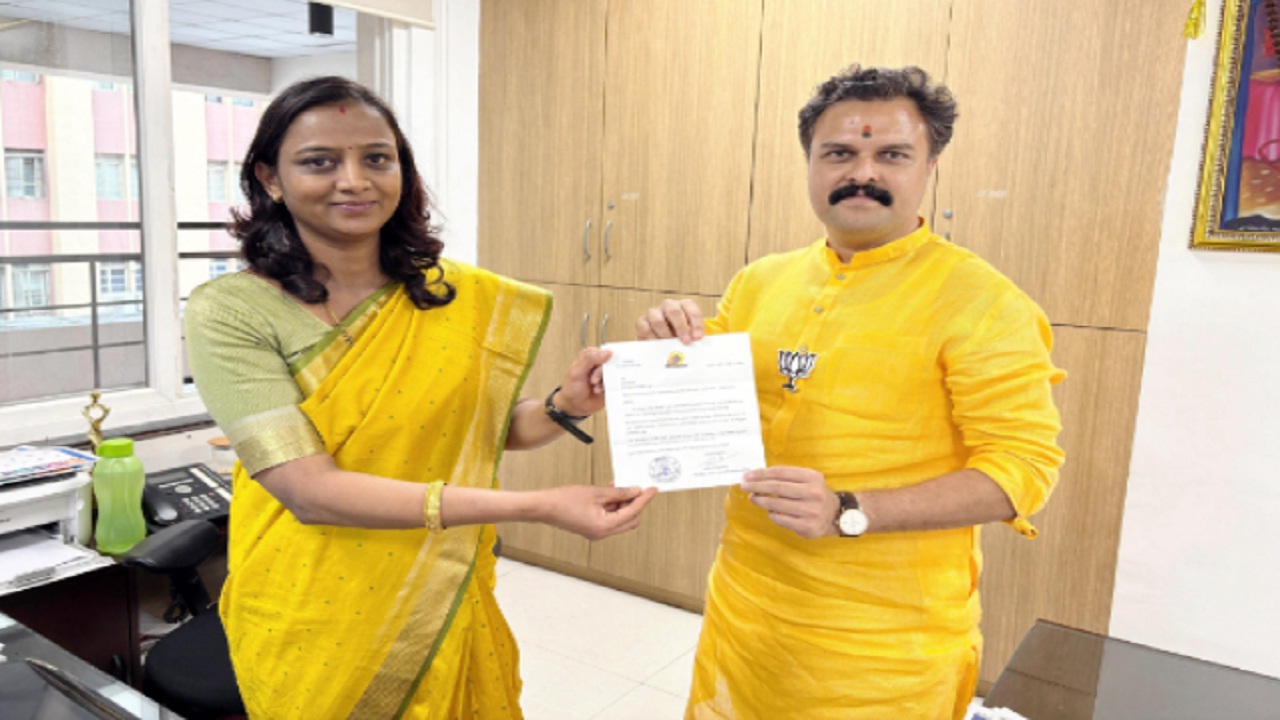 राघवेंद्र बाप्पु मानकर यांनी नगरसेवक म्हणून मिळणारे मानधन नाकारले; गरजू रुग्णांसाठी महापौर निधीला वर्ग