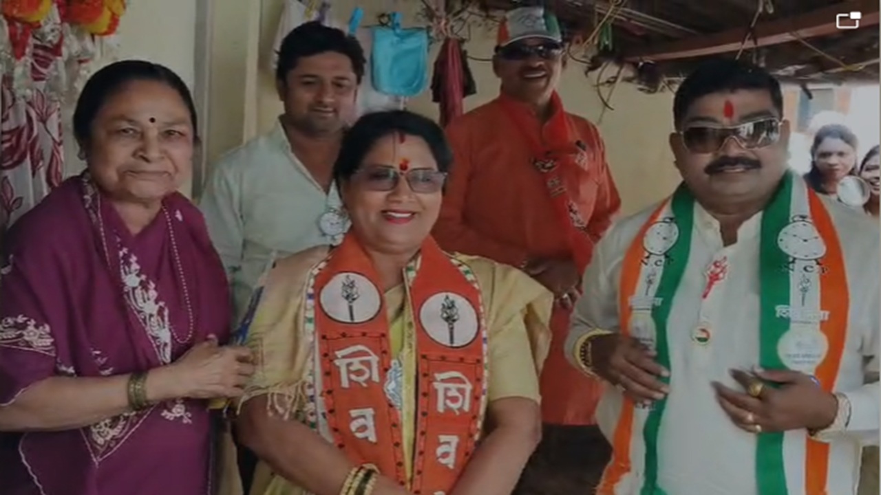 Karjat News : “नेरळमध्ये मोरे -चंचे म्हणजे विकास असेच समीकरण…”, कर्जत परिवर्तन आघाडीचे प्रचारफेरीत कार्यकर्त्यांचे मत