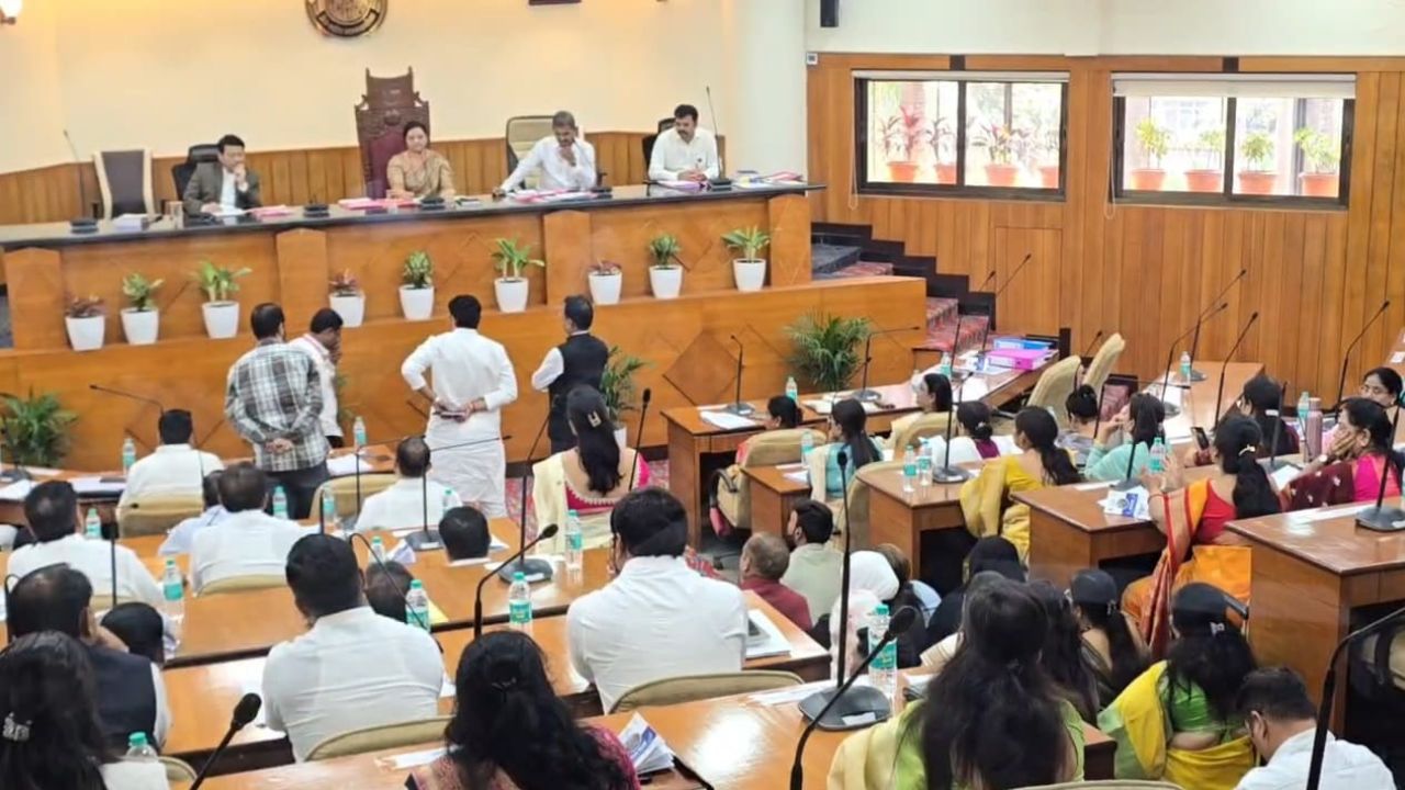 मिरा-भाईंदर महानगरपालिका महासभेत पत्रकारांना चित्रीकरणास बंदी; दडपशाहीचा आरोप, सभागृहातच खडाजंगी