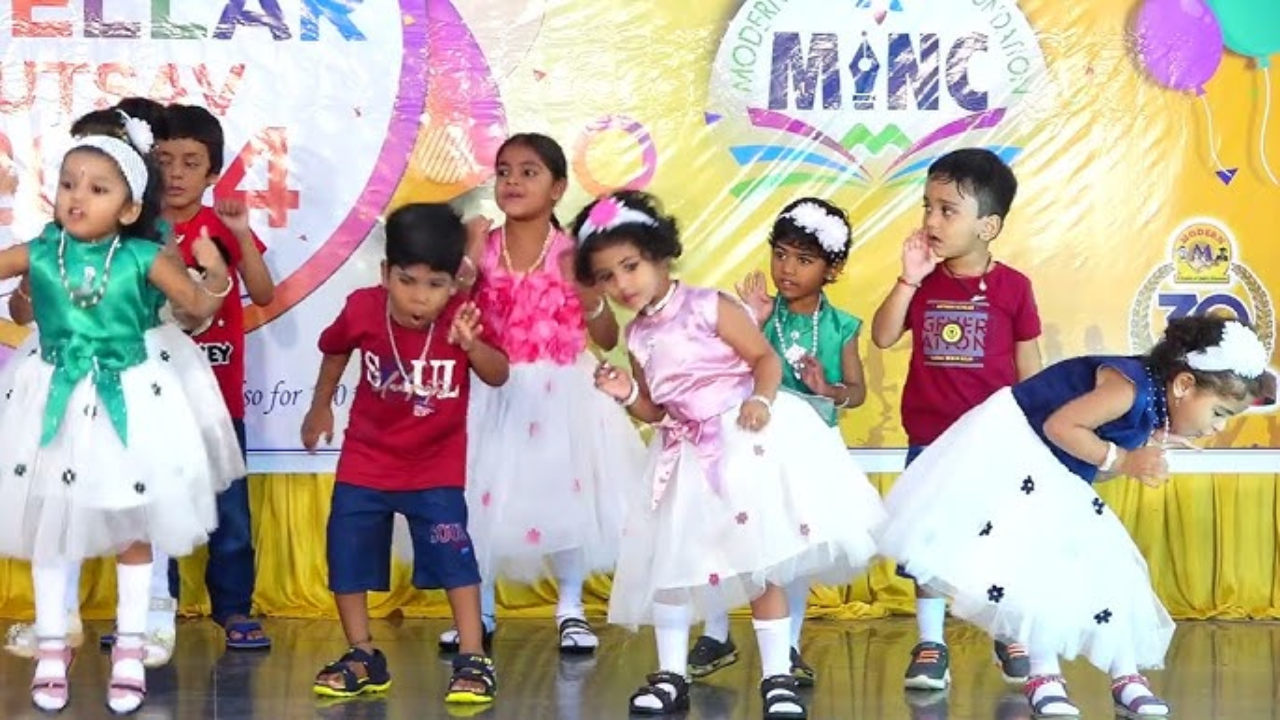 समारंभाची खरी व्याख्या! डोळे दिपवणारा हा उत्सव, नालासोपाराच्या सेंट एलिझाबेथ इंग्लिश हायस्कूलमधील