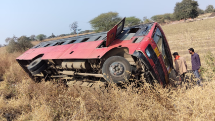 Washim News: बस अपघात; ३७ प्रवासी बचावले! सापळी फाट्यानजीकची घटना