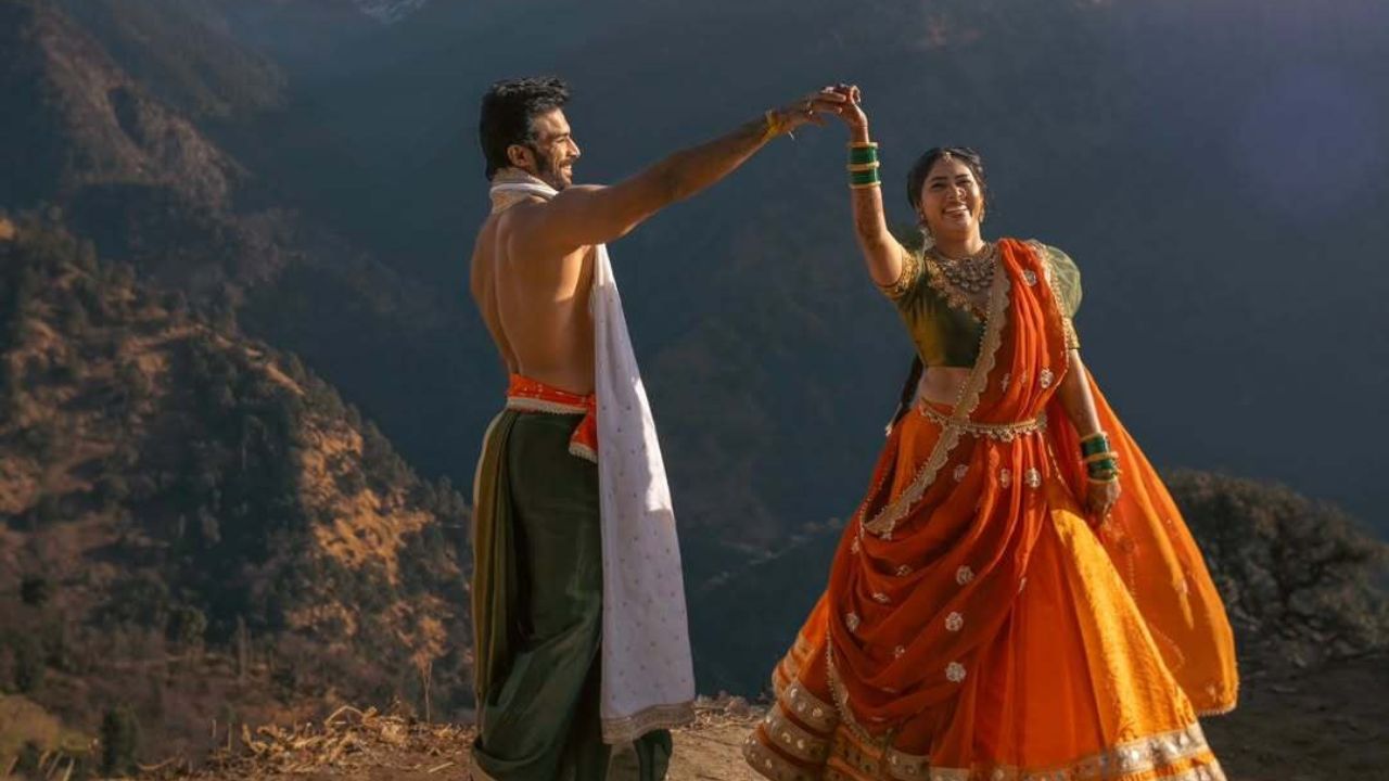 लग्न जरा हटके झालं कारण लग्न थेट हिमालयाच्या कुशीत असणाऱ्या त्रियुगीनारायण मंदिरात झाले. अतिशय सध्या पद्धतीने हे लग्न झाले म्हणून त्यांचे लग्न एक विशेष आकर्षण होतेच. 